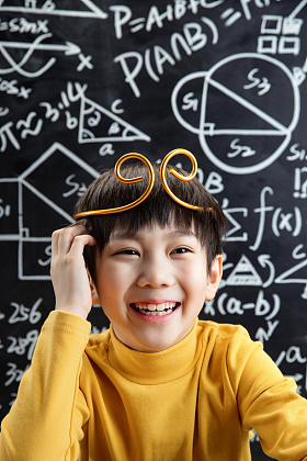 孙悟空造型的小男孩站在黑板前