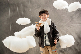 拿着玩具飞机的快乐男孩