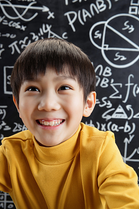 写满数学题黑板前的快乐男孩图片