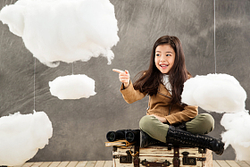 复古女孩坐在行李箱上