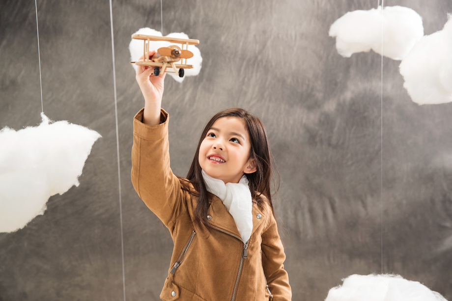 快乐女孩拿着飞机模型图片 快乐女孩拿着飞机模型图片