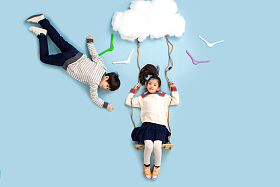 快乐儿童在云彩上荡秋千