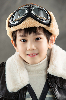 飞行员装扮的小男孩肖像