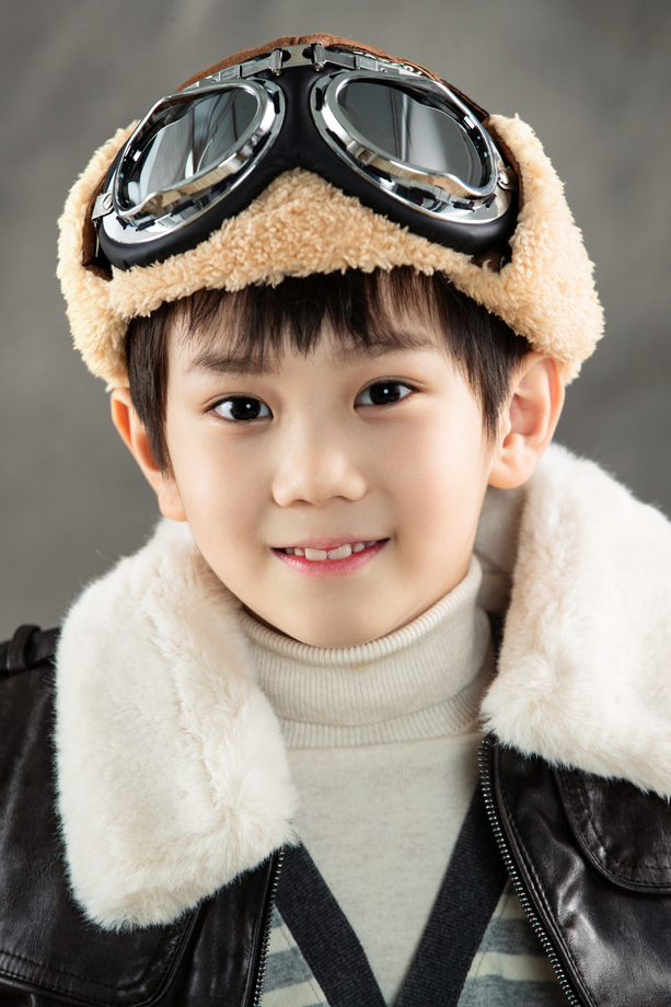 飞行员装扮的小男孩肖像