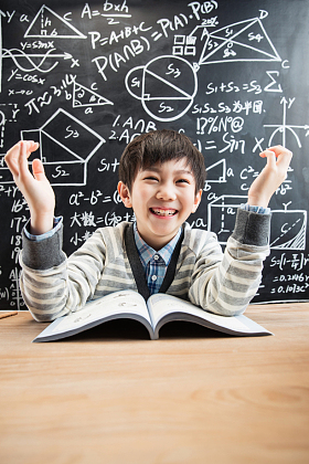 小男孩快乐学习