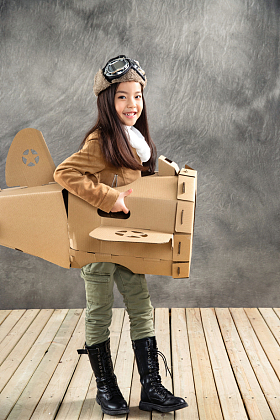 驾驶纸飞机的快乐女孩图片