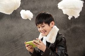 小男孩玩游戏机