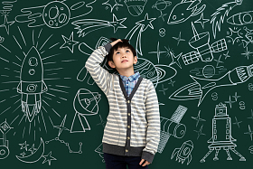 小男孩站在黑板前