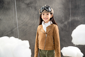 漂亮自信的小飞行员肖像照片