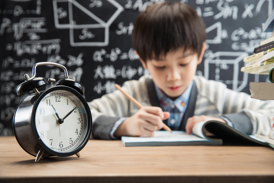 晚上写作业的小学男生 晚上写作业的小学男生