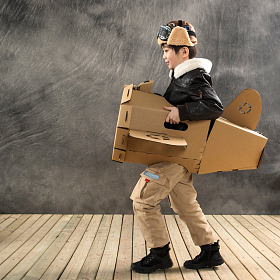 快乐儿童驾驶纸飞机图片