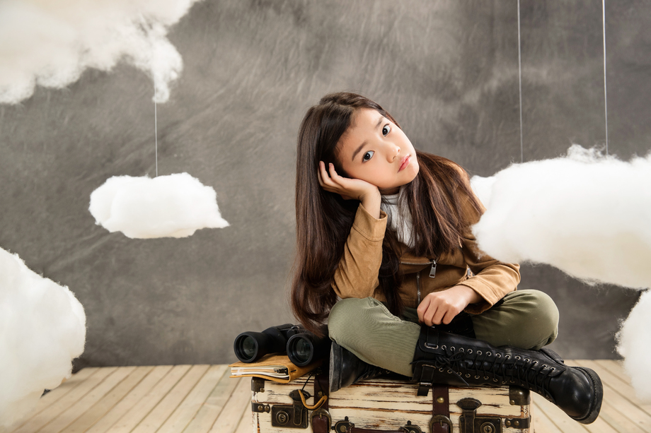 复古女孩坐在行李箱上图片 复古女孩坐在行李箱上图片