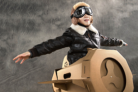 快乐儿童驾驶纸飞机照片