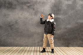 拿着玩具飞机的快乐男孩