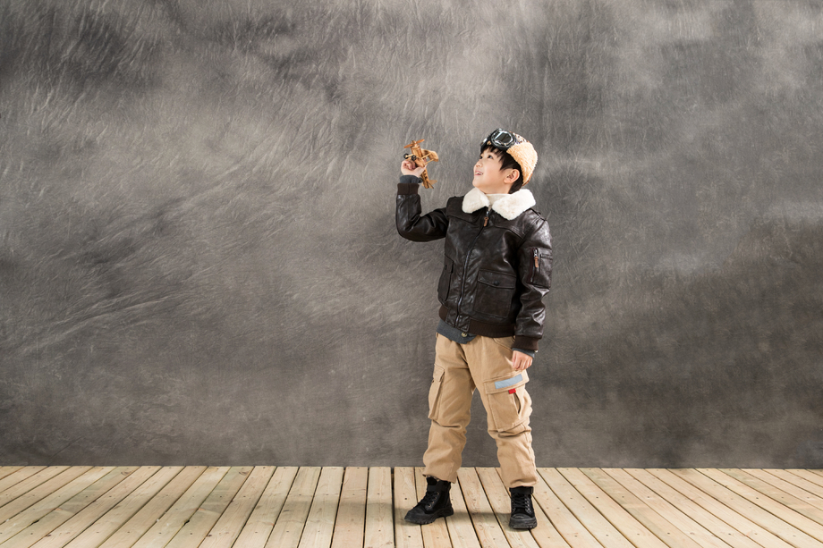 拿着玩具飞机的快乐男孩 拿着玩具飞机的快乐男孩