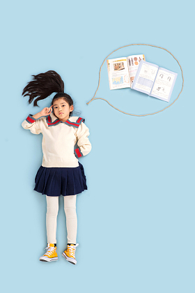 小女孩思考学习