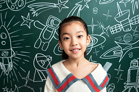 小女孩站在黑板前图片