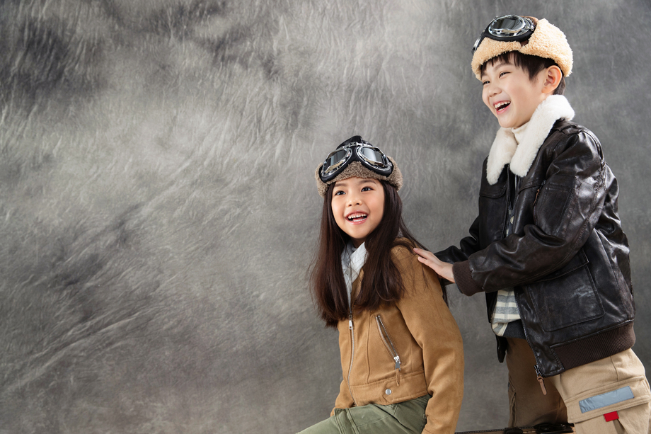 两个快乐的小飞行员一起玩耍