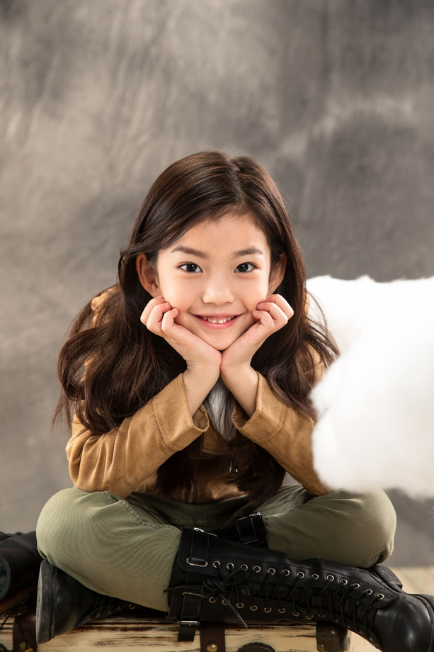 捧着脸的漂亮女孩坐在行李箱上 捧着脸的漂亮女孩坐在行李箱上