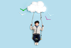 快乐男孩在云彩上荡秋千图片