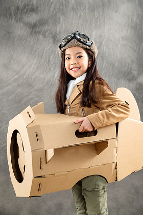 驾驶纸飞机的快乐女孩