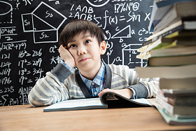 挫败的小学男生图片