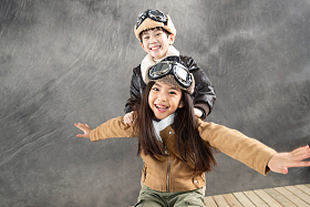 快乐的小飞行员一起玩耍