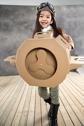 驾驶纸飞机的快乐女孩图片