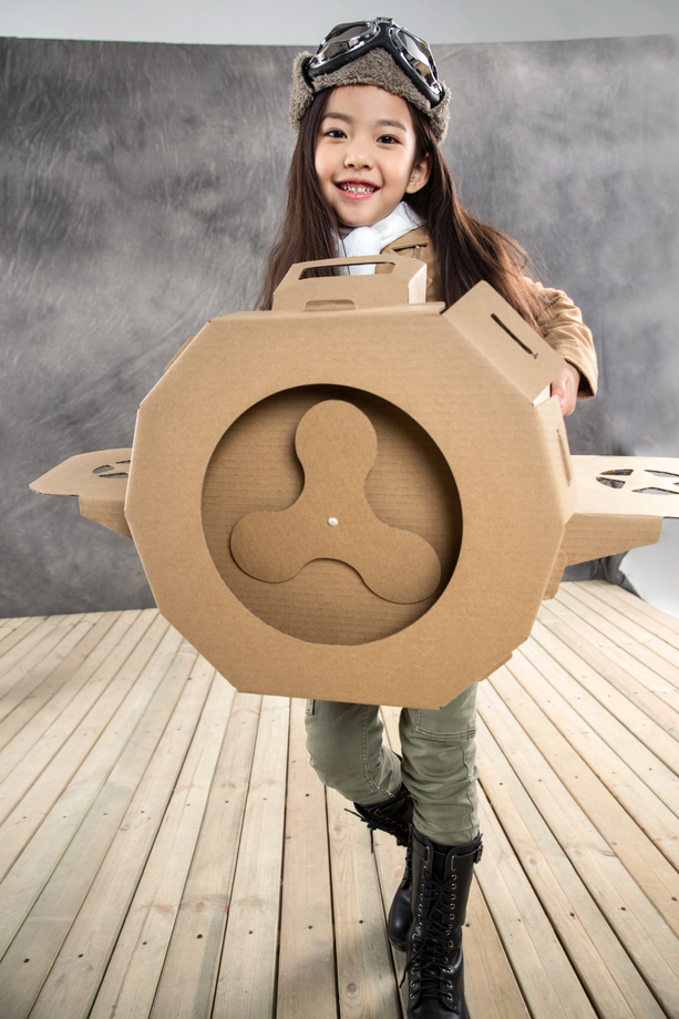 驾驶纸飞机的快乐女孩图片 驾驶纸飞机的快乐女孩图片