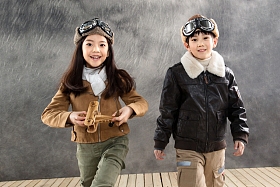 两个快乐的小飞行员一起玩耍