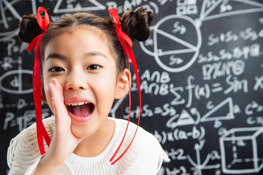 黑板前的哪吒造型的小女孩图片 黑板前的哪吒造型的小女孩图片