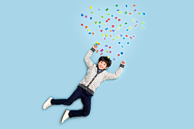 快乐学习的男孩和数字字母