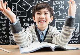 小男孩快乐学习图片