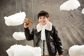 拿着玩具飞机的快乐男孩