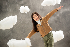 快乐女孩张开手臂照片