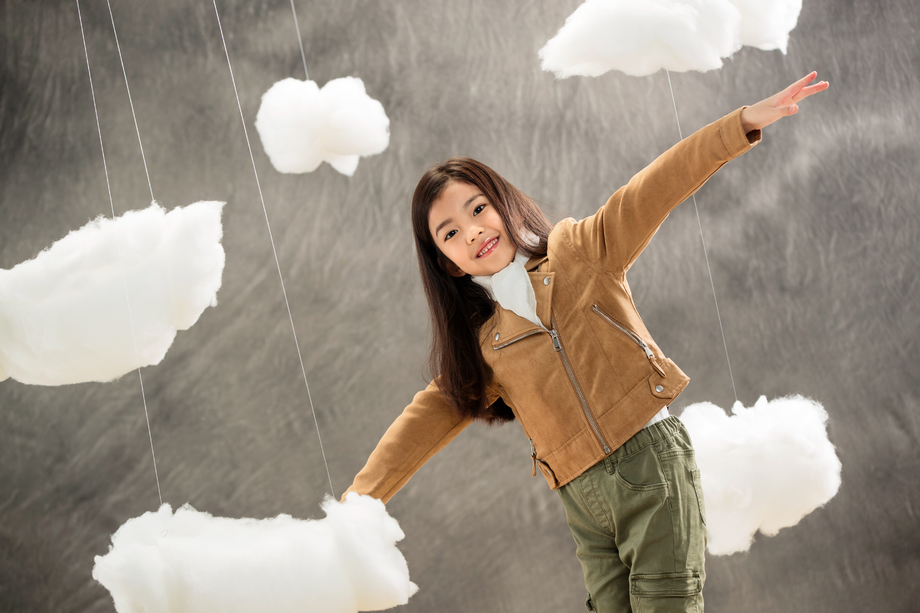 快乐女孩张开手臂照片