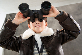 拿着望远镜看的快乐男孩