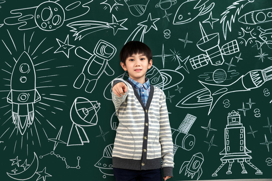 小男孩站在黑板前 小男孩站在黑板前