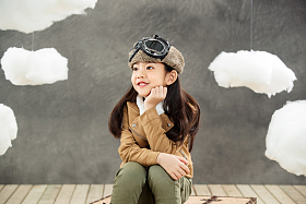 坐在行李箱上的小飞行员