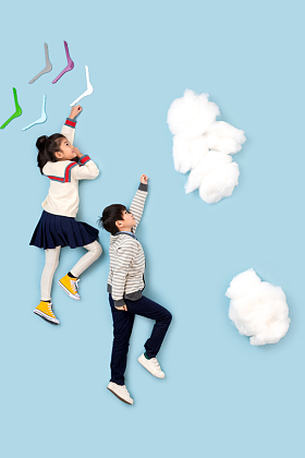 快乐儿童模拟在天空飞翔