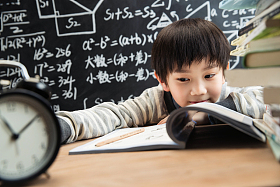 快乐学习的小学男生图片