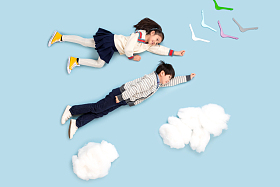 快乐儿童模拟在天空飞翔