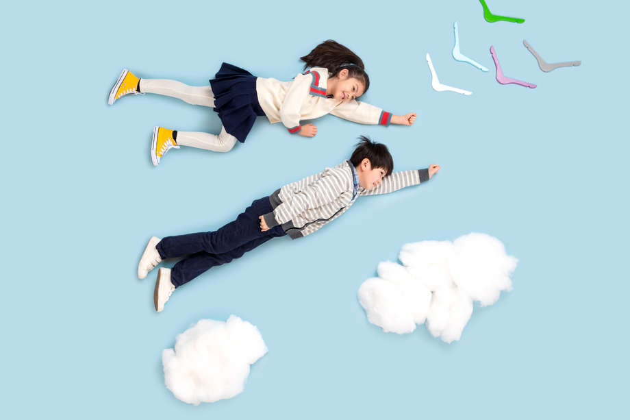 快乐儿童模拟在天空飞翔