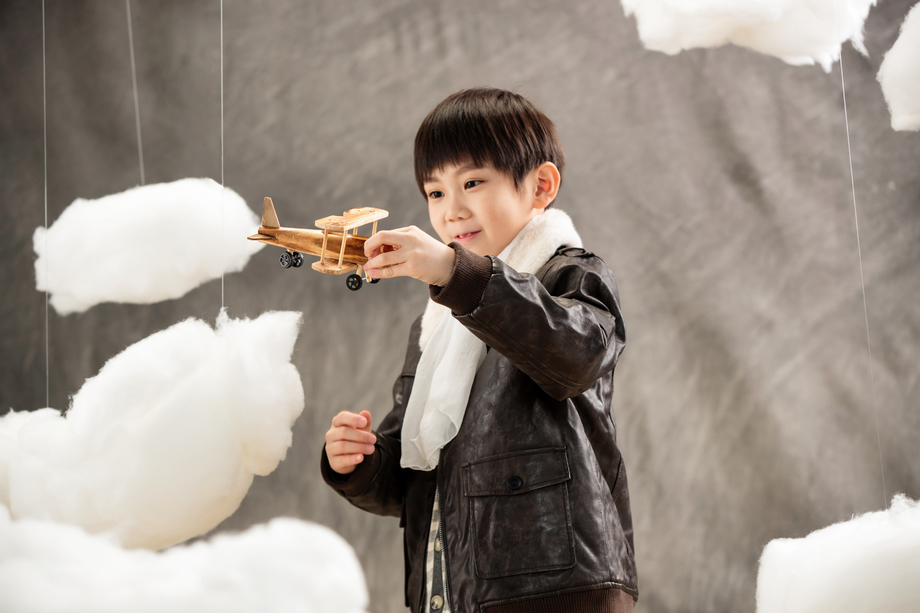 拿着玩具飞机的快乐男孩照片 拿着玩具飞机的快乐男孩照片