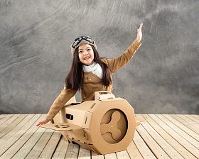 驾驶纸飞机的快乐女孩