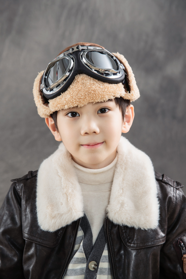 飞行员装扮的小男孩肖像