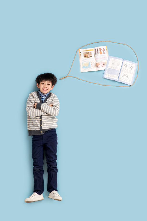 快乐小男孩想学习图片 快乐小男孩想学习图片