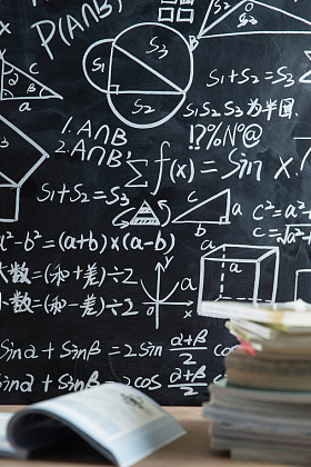 写满数学题的黑板照片
