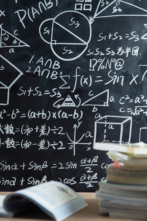 写满数学题的黑板照片