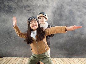 快乐的小飞行员一起玩耍